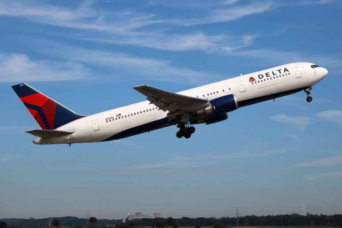 shutterstock_97178177 Delta Air Lines aircraft taking off